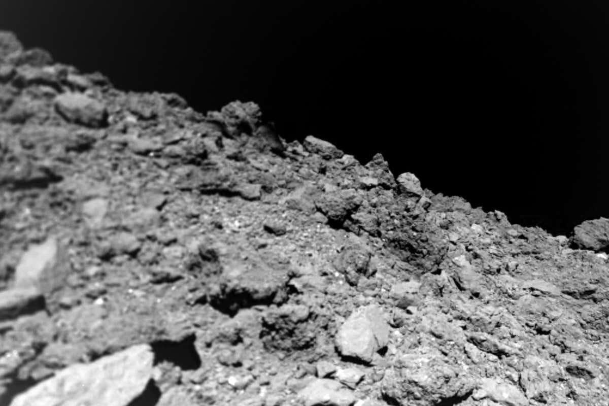 На поверхности астероида Рюгу фактически на все 100% отсутствует пыль
