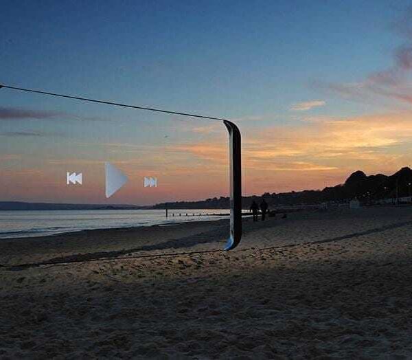 Samsung установил гигантские Galaxy S8 в 20-ке самых красивых мест Великобритании (Samsung Beach)