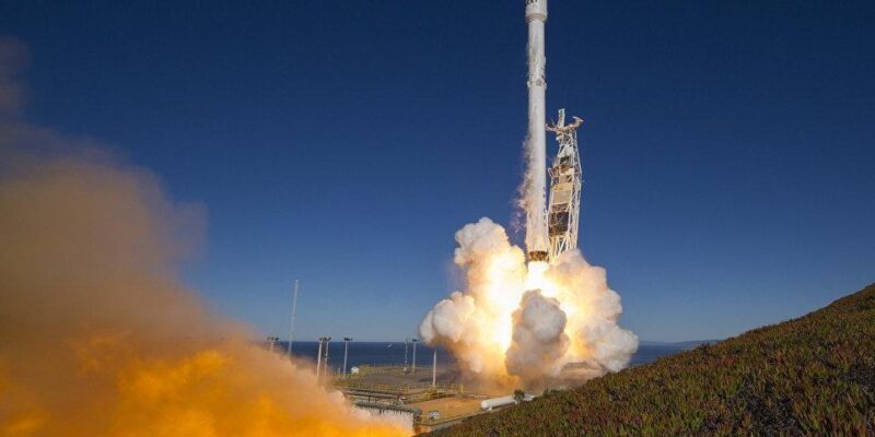 Ракета Falcon 9 стартовала с десятью спутниками связи (1485771596)