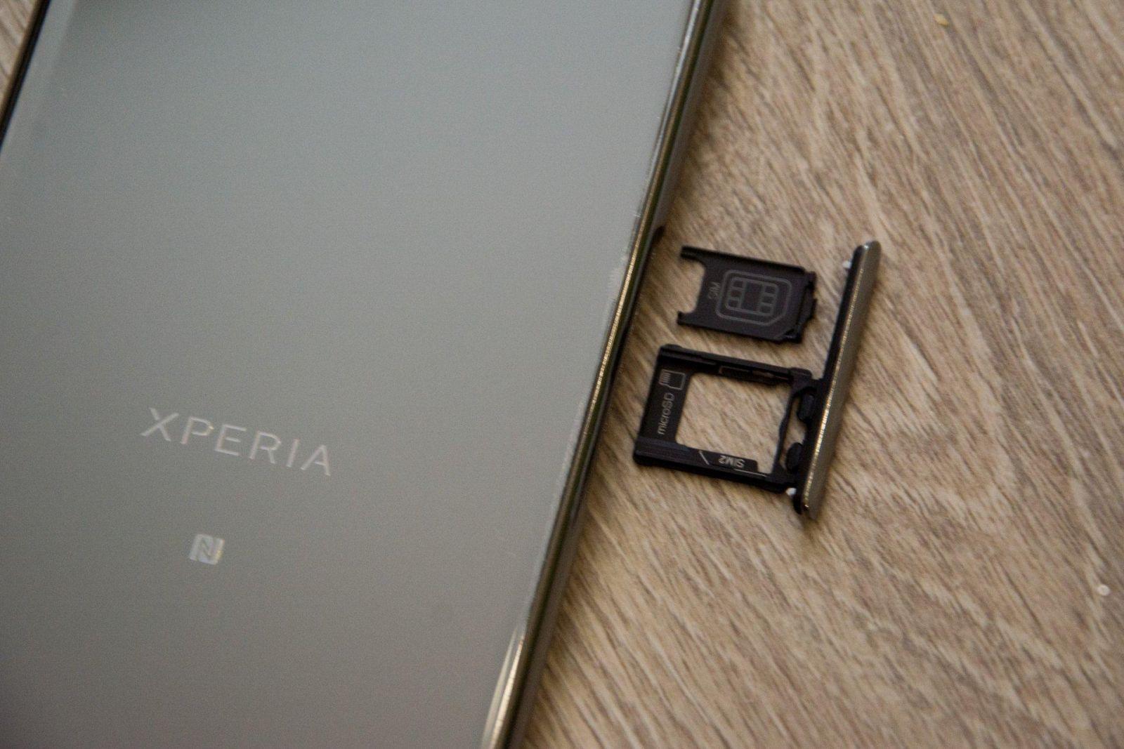 Слот SIM и карты microSD в Sony Xperia XZ Premium