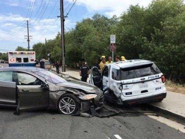 Tesla на автопилоте врезалась в полицейскую машину (Laguna Tesla)
