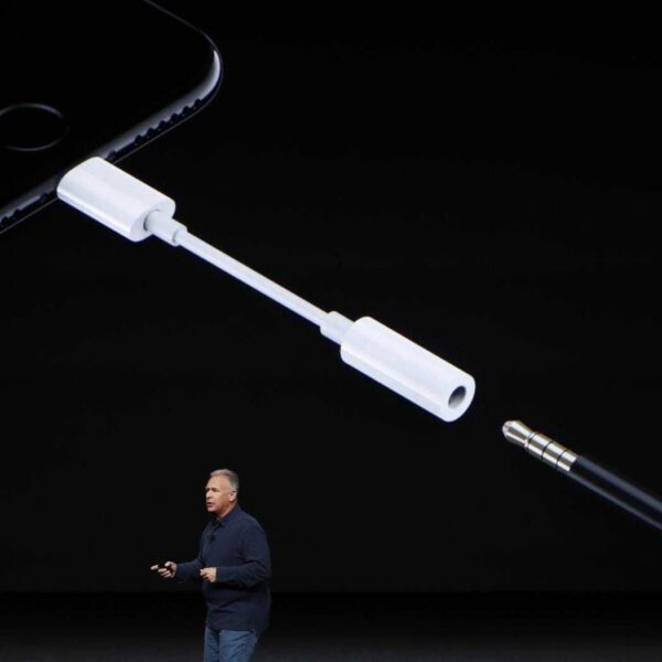 Apple оставят новые iPhone без переходника для наушников (headphone dongle.0)