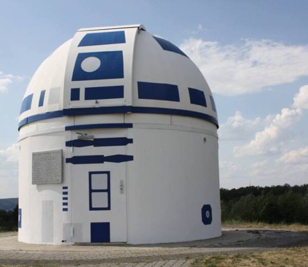 Профессор и его ученики превратили обсерваторию в гигантского R2-D2 (40284622 2067547073276960 5571013268031406080 n)