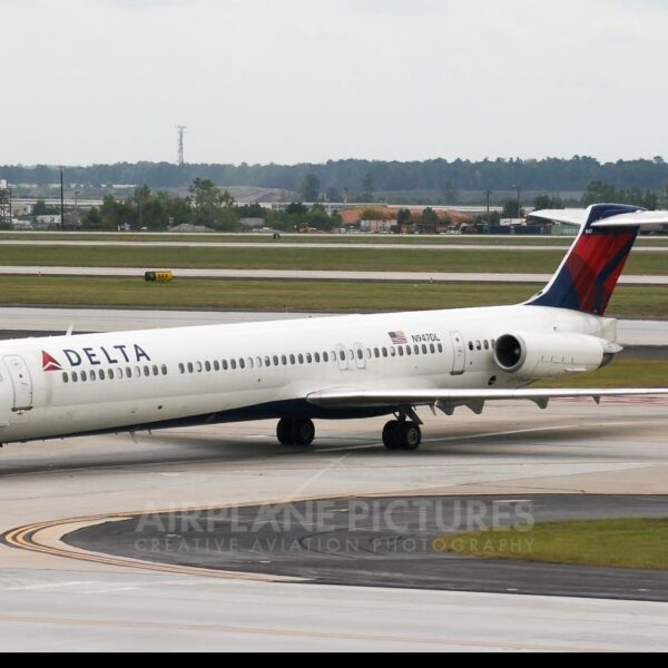 У Delta Airlines MD-88 загорелся двигатель (268930)
