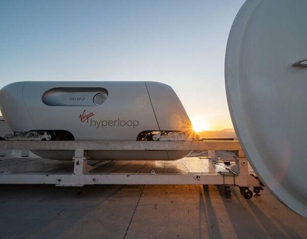 Капсулу Hyperloop протестировали первые пассажиры (xp 2 4 700x467 c)