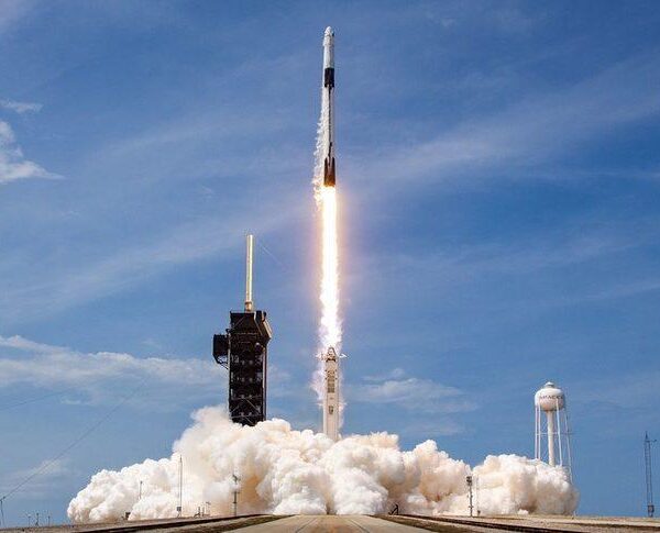 SpaceX Falcon 9 запустил более 100 спутников за один раз (demo2 launch 879x485 1)