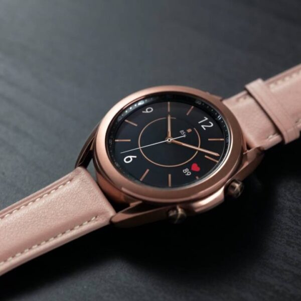 Функции измерения артериального давления и ЭКГ на Galaxy Watch3 и Galaxy Watch Active2 стали доступны в России (galaxy watch3 mystic bronze close up lifestyle 1280x720 1)