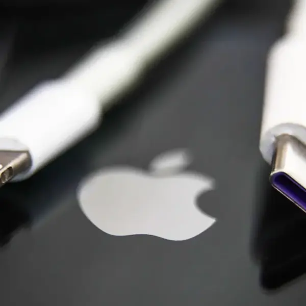 Компания Apple планирует изменить название Apple ID уже в 2024 году (apple lightning usb c getty.jpg)