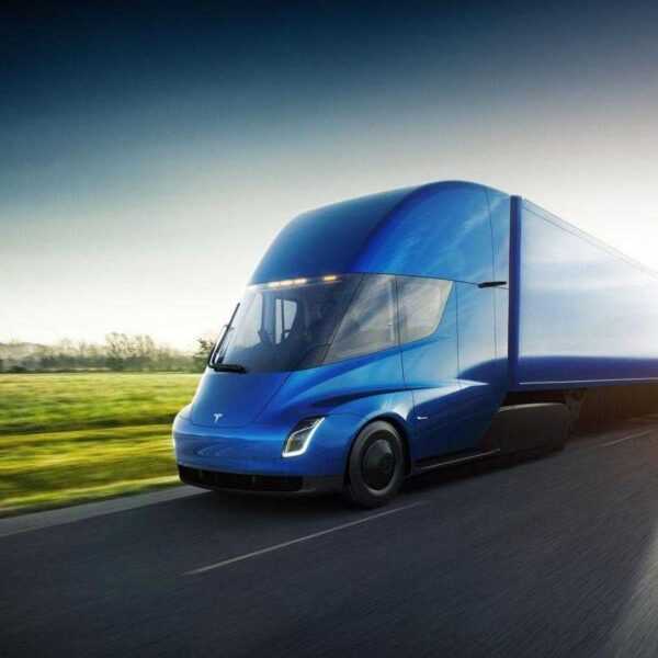 Budweiser сделала крупные заказ на грузовики Tesla Semi (semi front 34 blue)