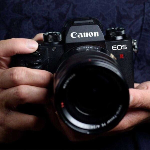 Canon выпустила беззеркальную полнокадровую камеру EOS R (canon eos r mockup)