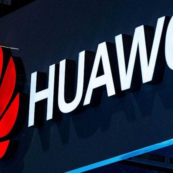 Huawei понизила в должности двух сотрудников и сократила их зарплату за пост с iPhone (104375630 GettyImages 465164428.1910x1000 2)