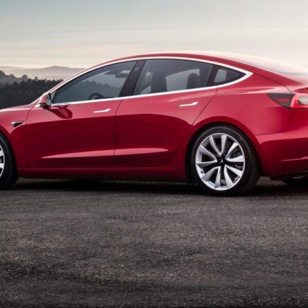 Telsa планирует повышение цен в мае (red tesla model 3 sunset e1549437553845)