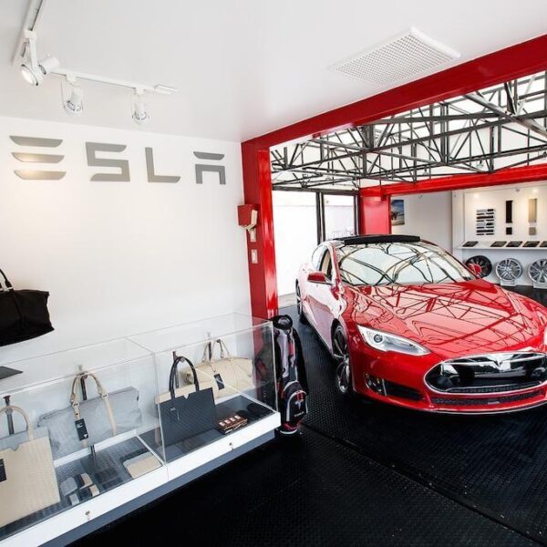 Tesla сократила десятки сотрудников отдела продаж и уходит в онлайн (tesla pop up store)