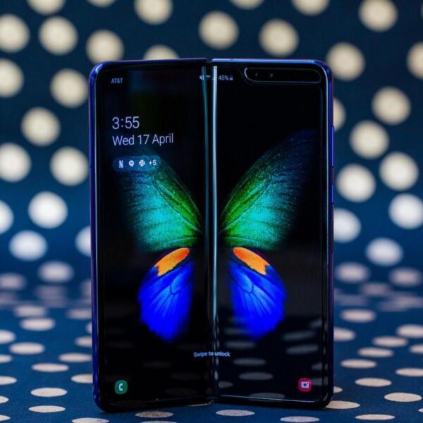 Samsung объявила о начале продаж в России Galaxy Fold с гибким экраном. Цена смартфона — 159 990 рублей (o410q1kuolj6)