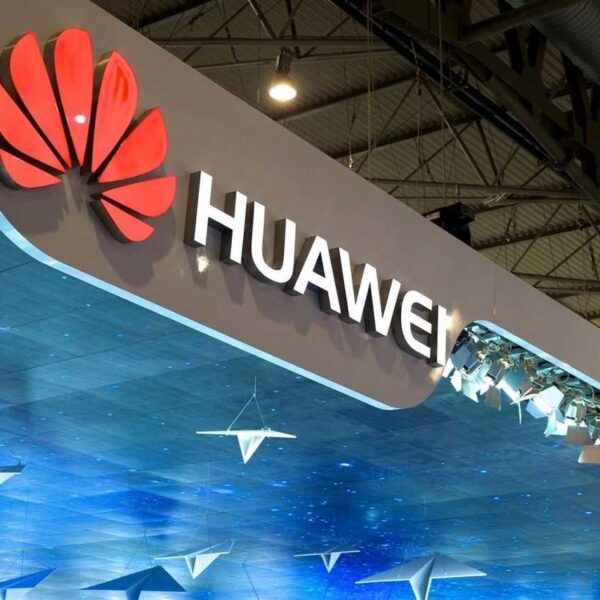 Huawei перестанет класть в комплект зарядный адаптер (56cd92186d6cf)