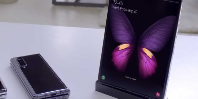 Samsung Galaxy Fold подешевел вдвое (galaxy fold live shot samsung promo large)