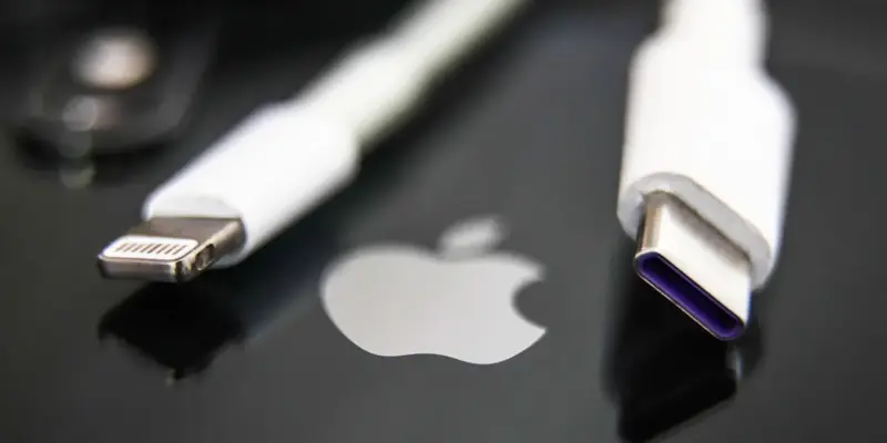 Компания Apple запатентовала сенсорную ткань (apple lightning usb c getty.jpg)