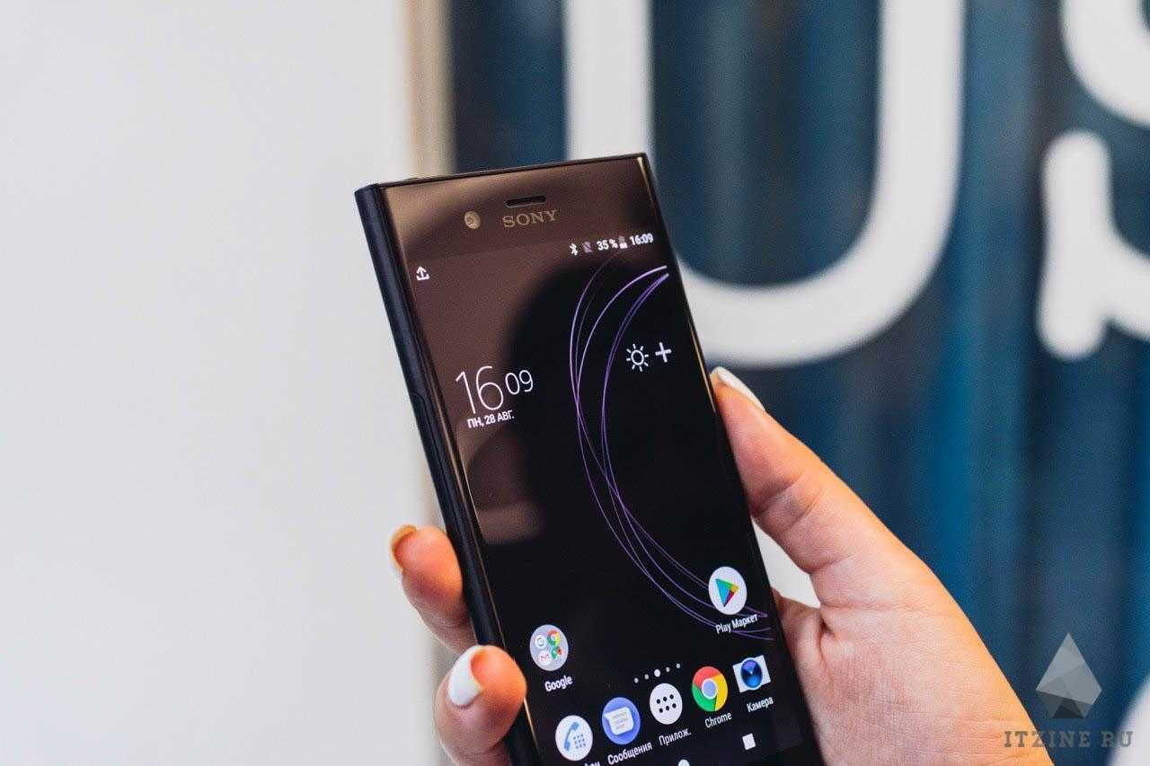 Sony Xperia XZ1 в руке Sony Xperia XZ1 в руке