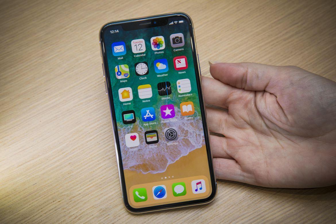 iPhone X будет трудно купить до 2018 года iPhone X в руке iPhone X будет трудно купить до 2018 года