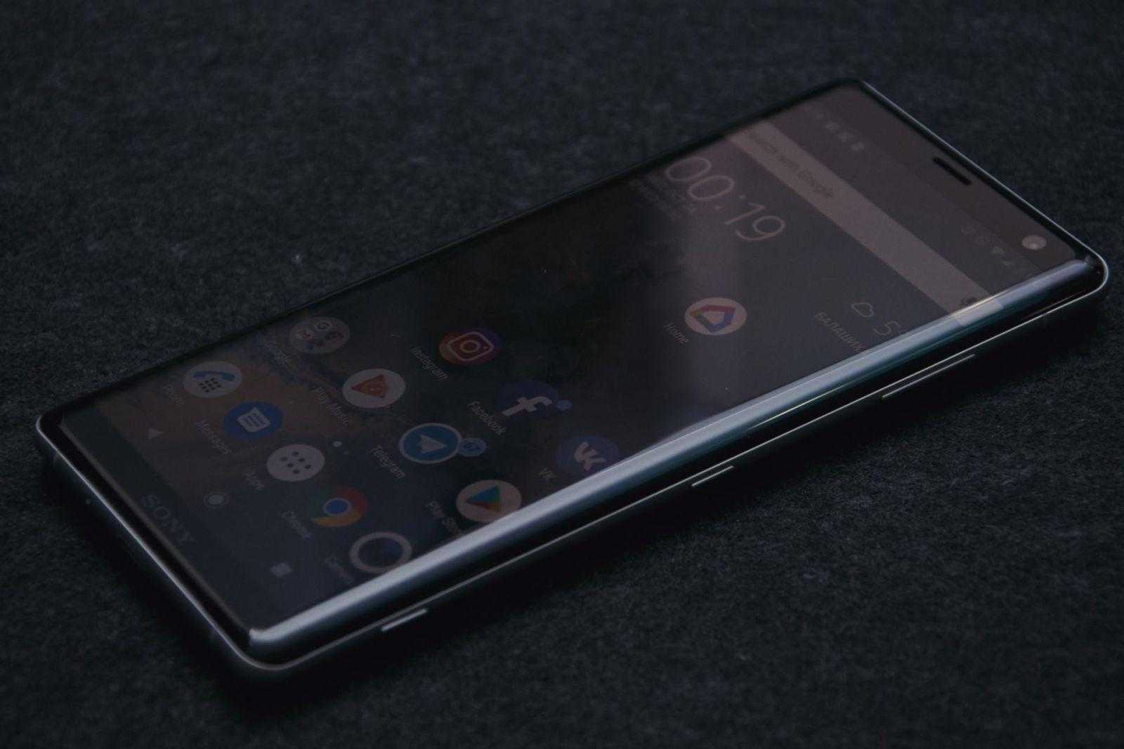 Sony Xperia XZ3 в руке лежит хорошо, и смотрится стильно. Sony Xperia XZ3 в руке лежит хорошо, и смотрится стильно.