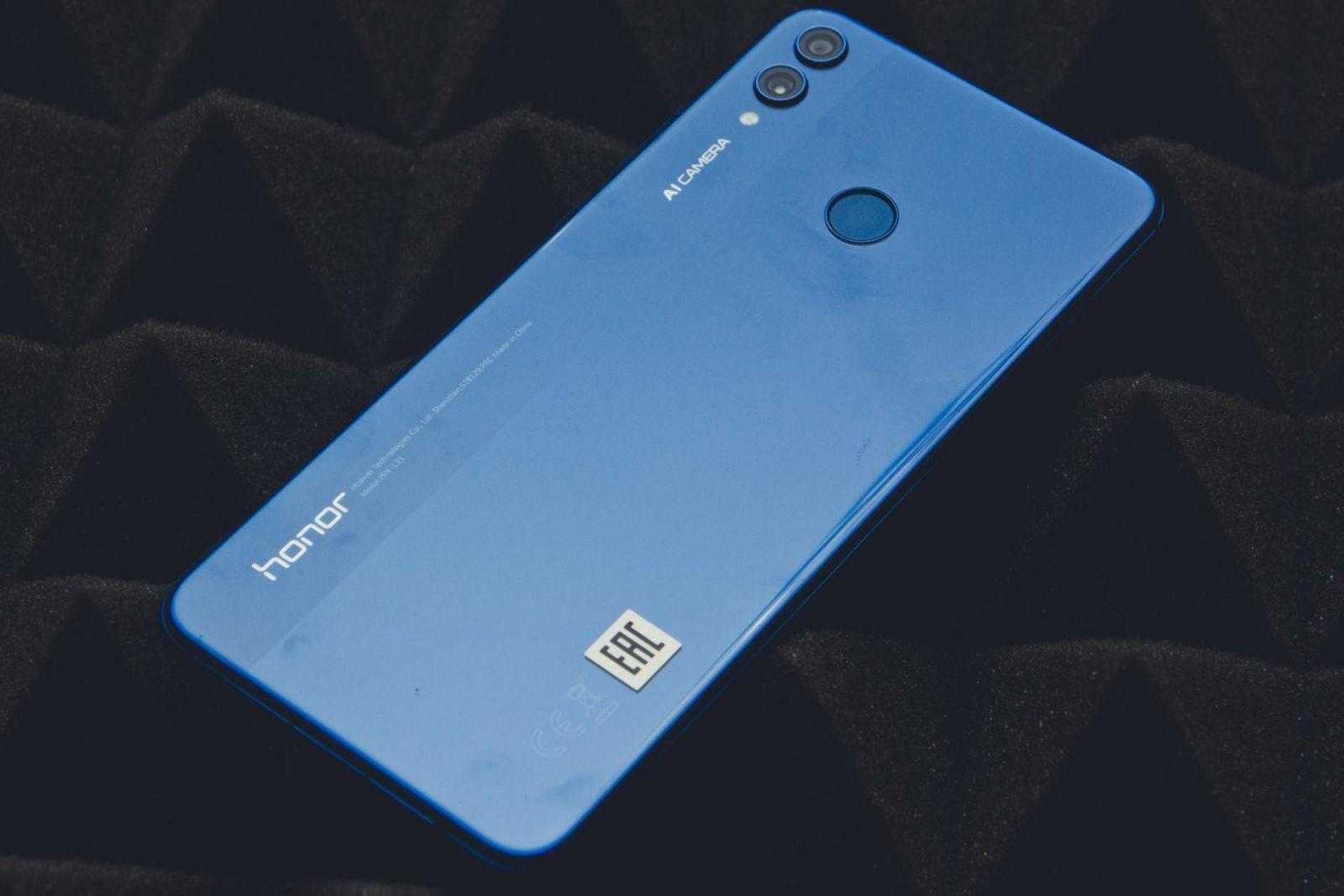 Задняя панель Honor 8X блестит и переливается на свету, что создаёт эффект драгоценного металла Задняя панель Honor 8X блестит и переливается на свету, что создаёт эффект драгоценного металла