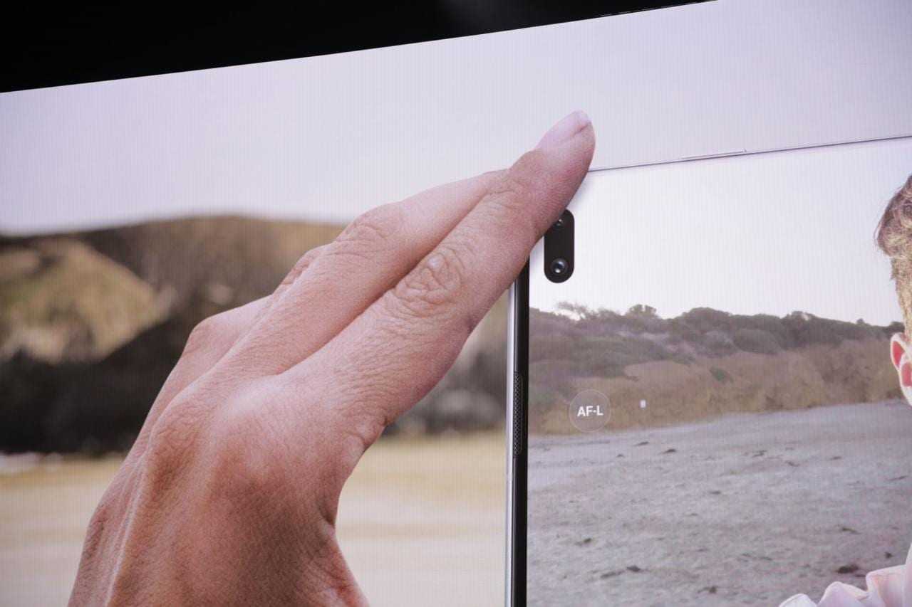 Samsung представил флагманский Galaxy S10+