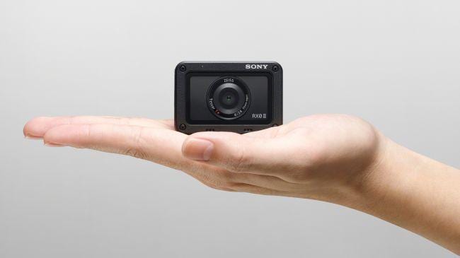 Sony анонсировала новую экшн-камеру RX0 II с поворотным экраном