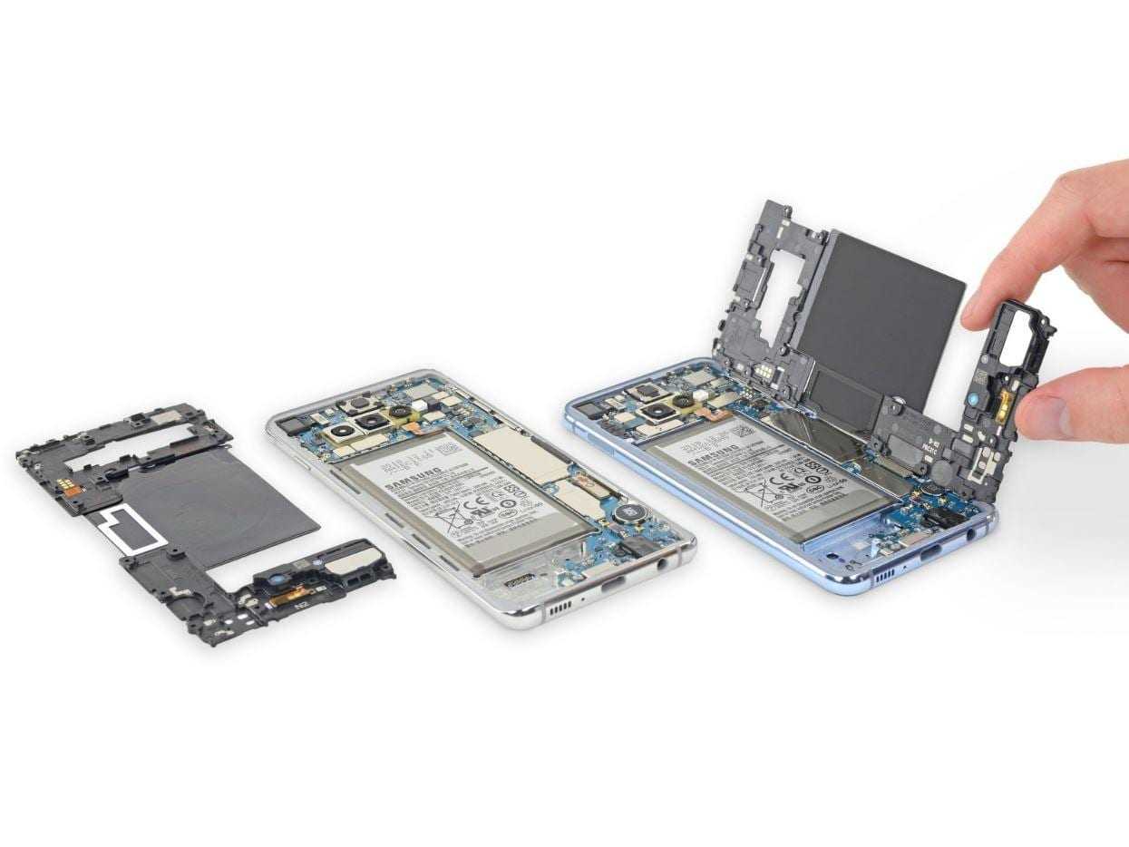 В iFixit разобрали Galaxy S10. Ремонтировать его будет сложно