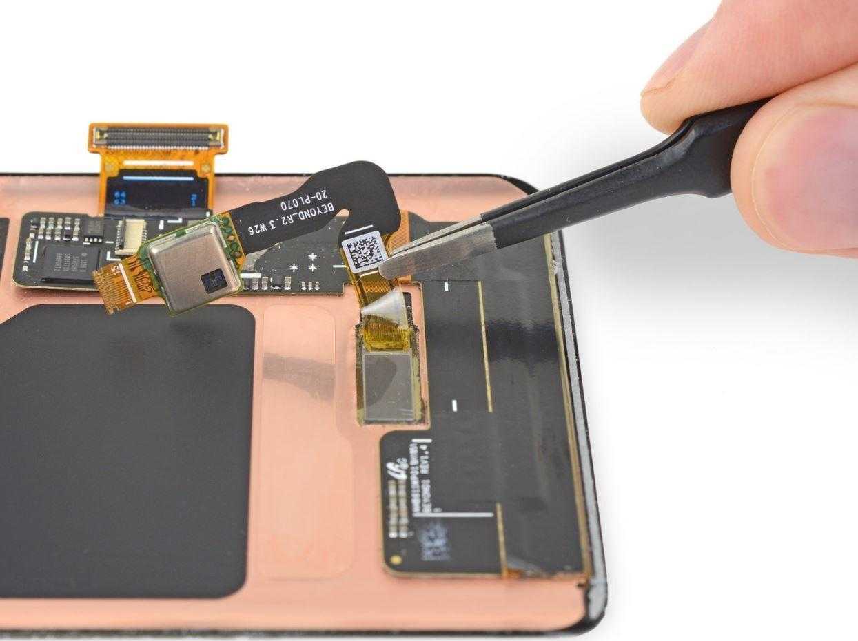 В iFixit разобрали Galaxy S10. Ремонтировать его будет сложно