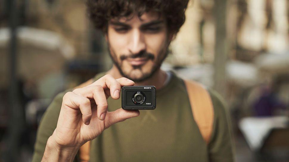 Sony анонсировала новую экшн-камеру RX0 II с поворотным экраном