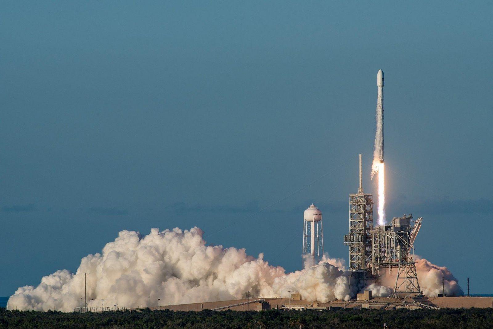 SpaceX Falcon Heavy успешно совершил свой первый коммерческий полет