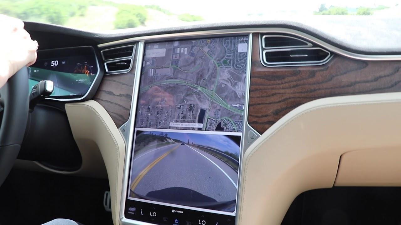 В Tesla появятся приложения YouTube и Netflix