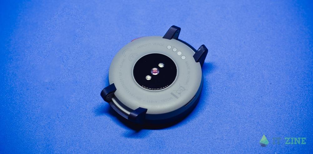 Датчик пульса и контакты для зарядки в Amazfit Verge