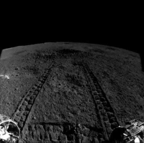 Ровер Yutu-2 обнаружил необычное вещество на поверхности Луны