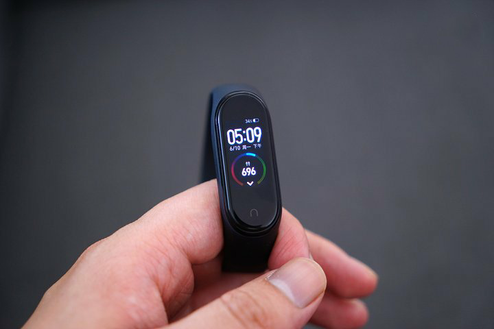 Xiaomi снижает цену на Mi Band 4