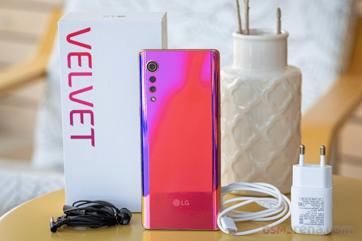 LG представила более доступную версию смартфона Velvet