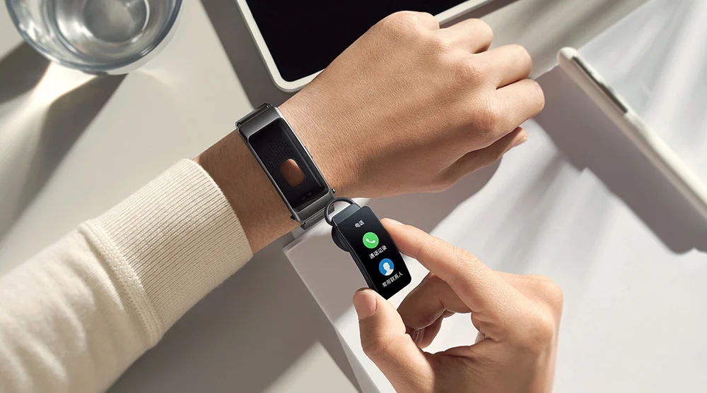 Huawei выпустила фитнес-браслет Huawei TalkBand B6
