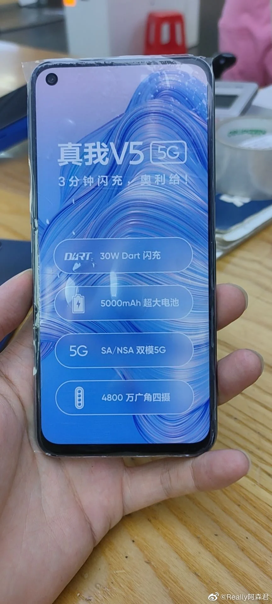 Живое фото Realme V5 рассекречивает некоторые характеристики смартфона