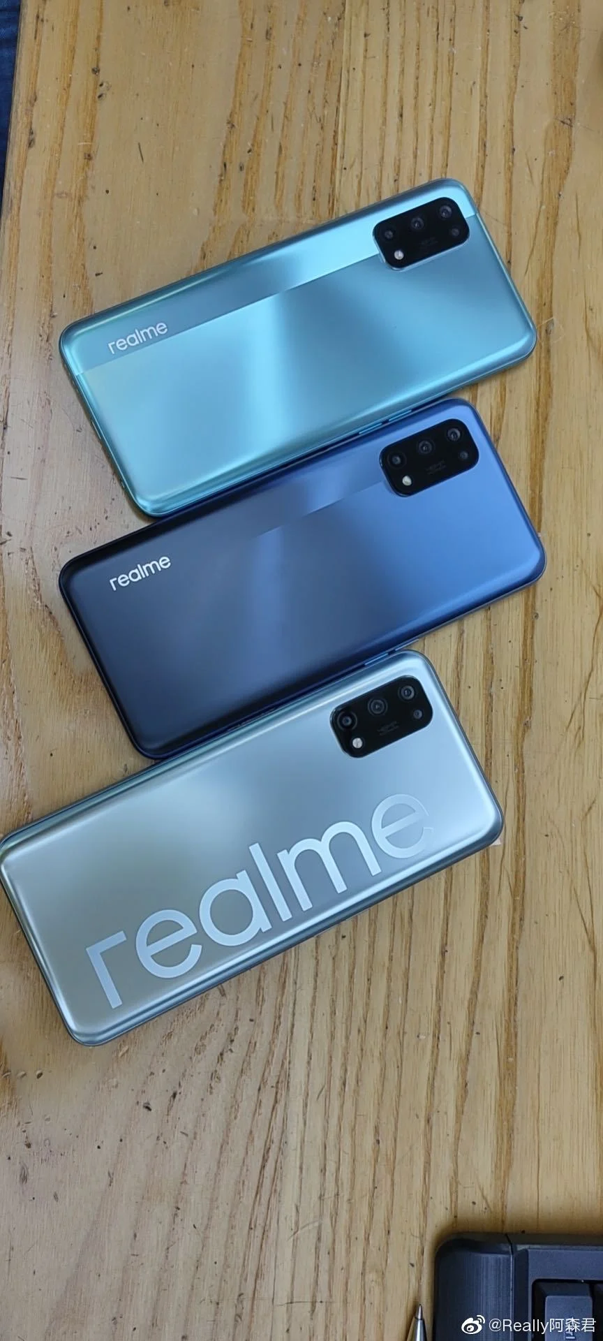 Живое фото Realme V5 рассекречивает некоторые характеристики смартфона