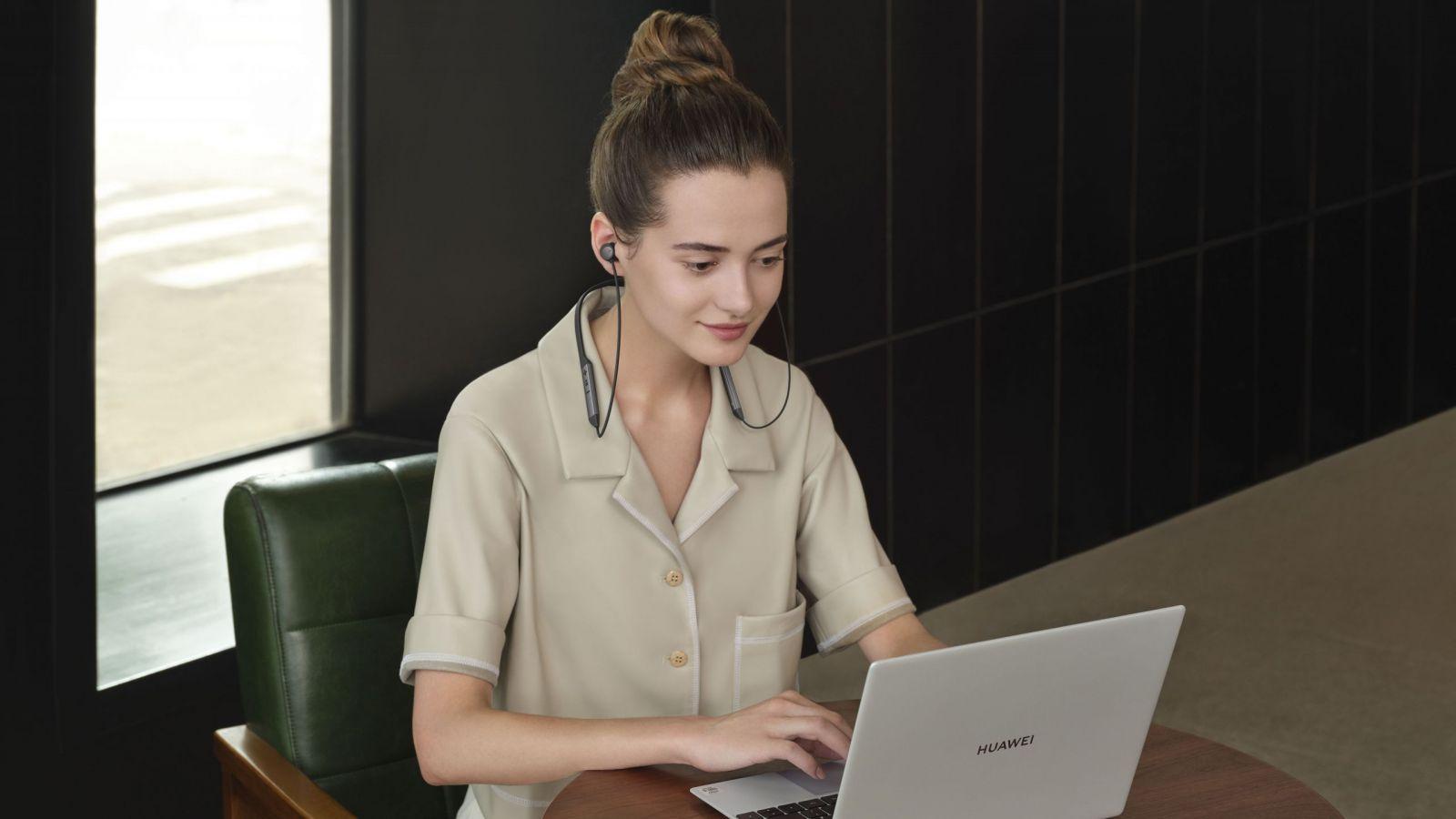 Huawei выпустил наушники FreeLace Pro в России