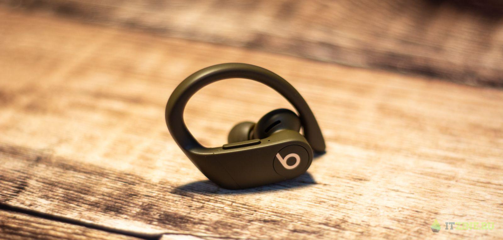Логотип Beats на кнопке наушника