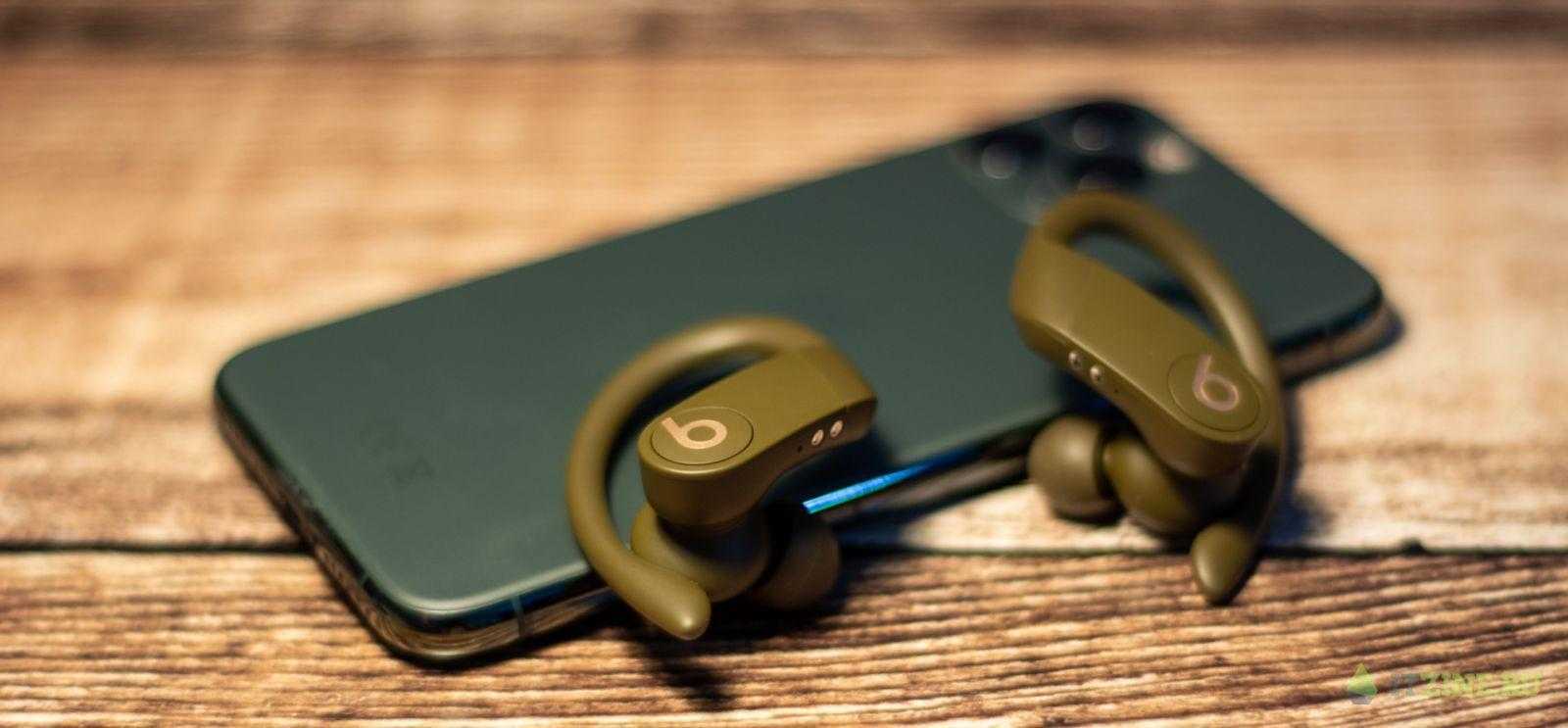 iPhone 11 Pro и наушники Beats PowerBeats Pro
