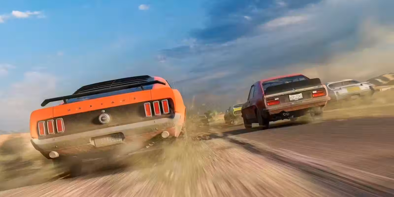 Динамичная сцена гонки на автомобилях Ford Mustang и Camaro на дороге в пылу пыльного пейзажа