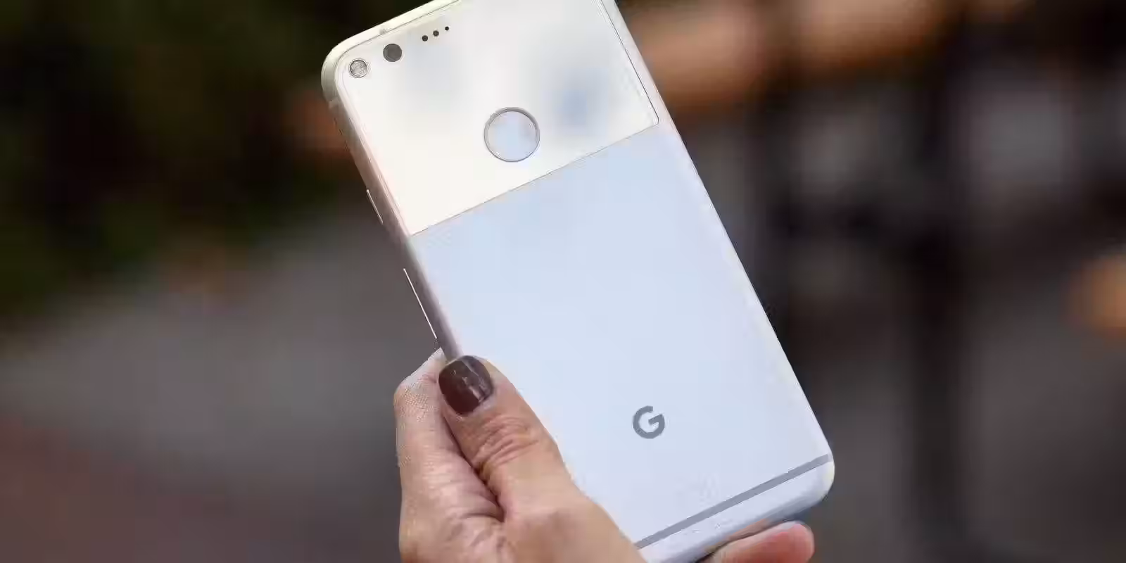 Рука держит смартфон Google Pixel с задней панелью