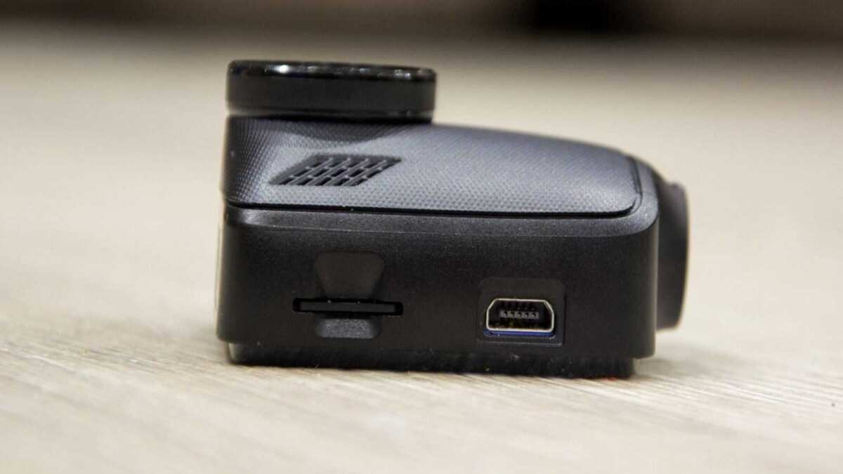 miniUSB и слот microSD в Mio MiVue C325 DSC 1816