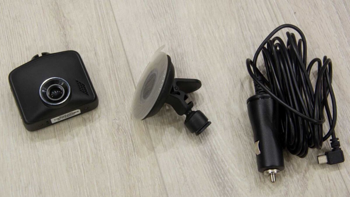 Маленький помощник. Обзор регистратора Mio MiVue C325 10 Комплектация Mio MiVue C325