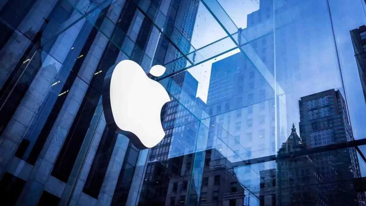 Здание с логотипом Apple на фасаде на фоне городских зданий