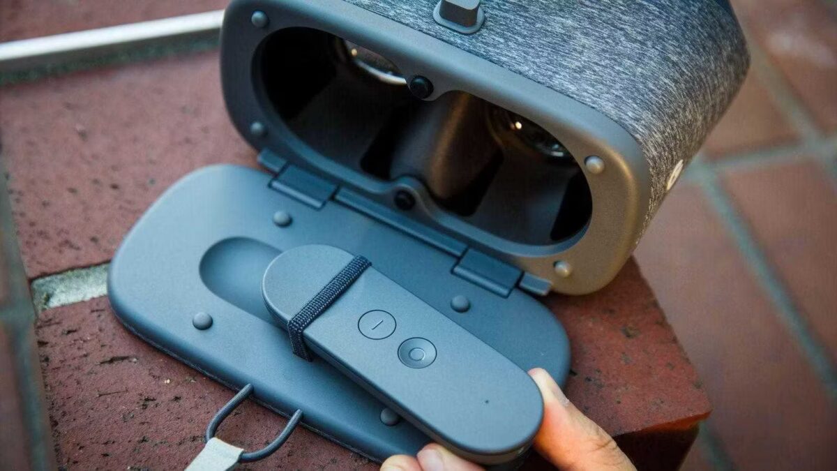 Человек держит пульт управления VR-гарнитуры Oculus Quest 2 со съемной накладкой
