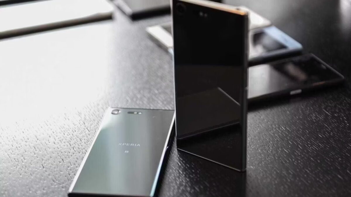 Смартфон Sony Xperia XZ Premium на столе спереди