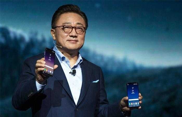 Джон Смит показывает смартфоны Galaxy S8 и S8+